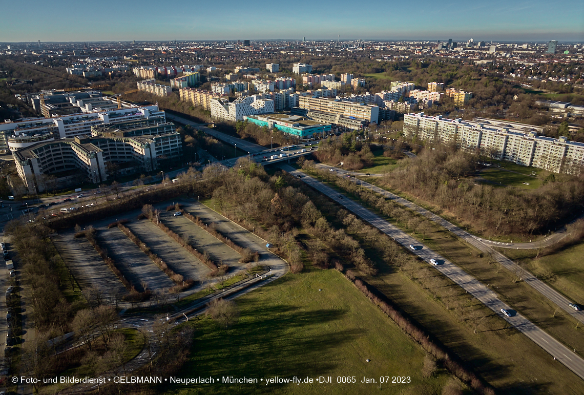 07.01.2023 - Luftbilder vom Plettzentrum mit Montessori Schule in Neuperlach